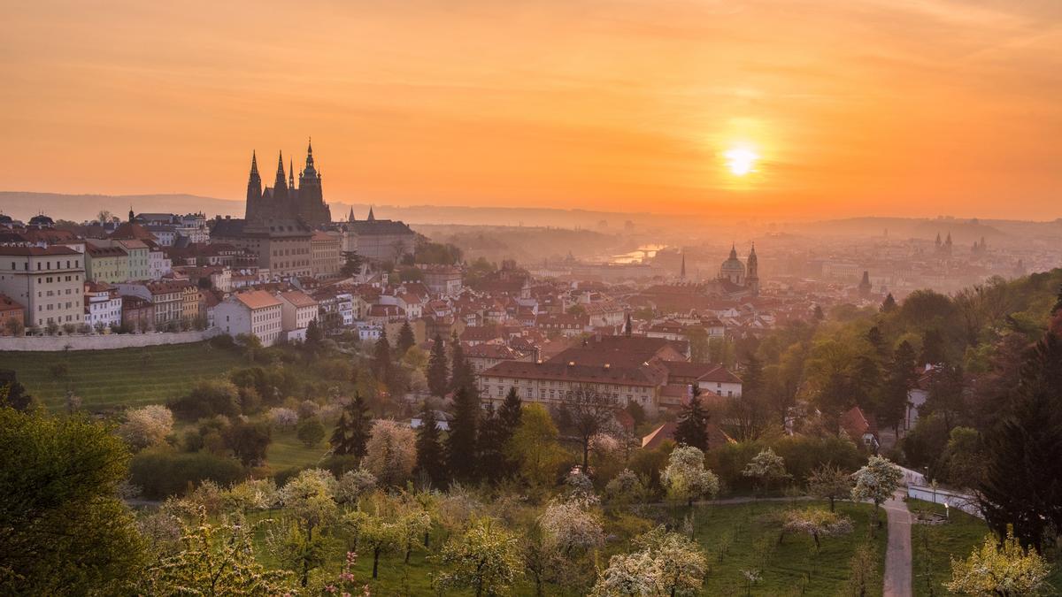 Vista de la ciudad de Praga. Debajo, la cervecería Pilsner Urquell en Pilsen, Kutná Hora, Český Krumlov y la pequeña localidad de Telč.