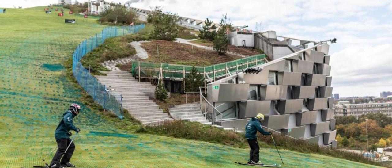 En la planta danesa de valorización se puede practicar esquí al aire libre durante todo el año,  con plástico ecológico. |