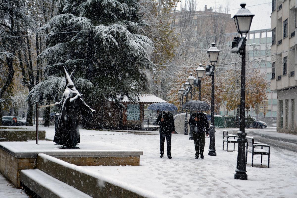 La nieve cae de forma copiosa en Palencia provocando problemas para el tráfico y los peatones desde primeras horas de este miércoles.