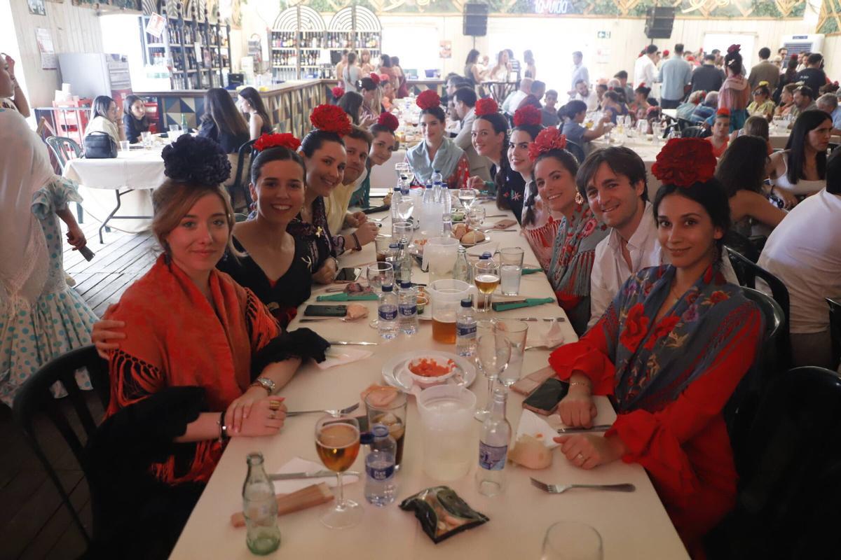 Grupos de amigos y familiares disfrutan de la feria de día