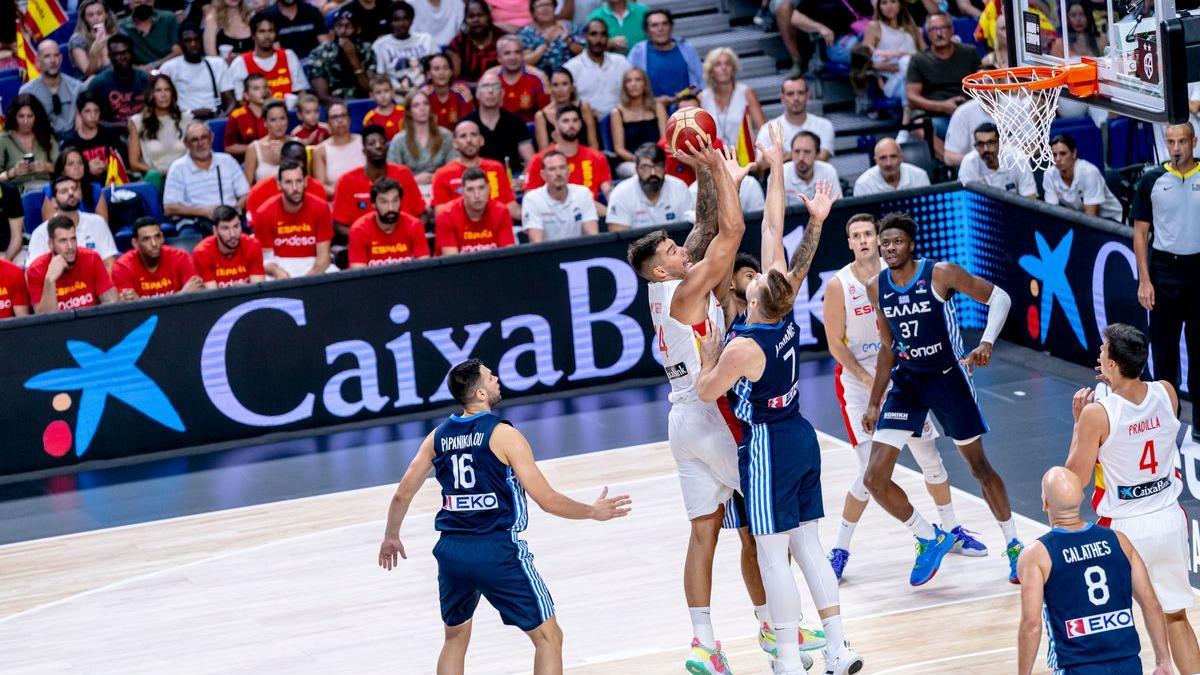 Juancho Hernangómez lanza a canasta en el WiZink de Madrid.