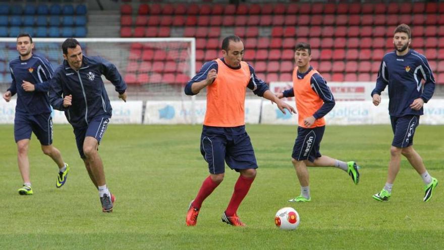 El centrocampista del Ourense Adil controla el balón en el entrenamiento de ayer en O Couto. // Jesús Regal