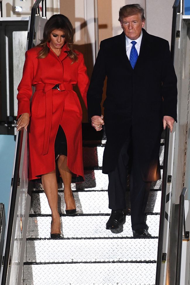 Melania Trump y Donald Trump bajando del Air Force One en Londres