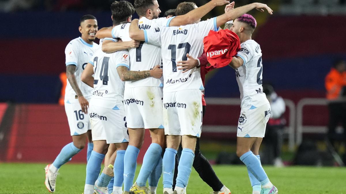 El Girona celebra su victoria frente al FC Barcelona en Montjuïc.