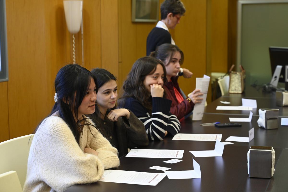 El grupo de escucha de estudiantes con altas capacidades en una de sus sesiones