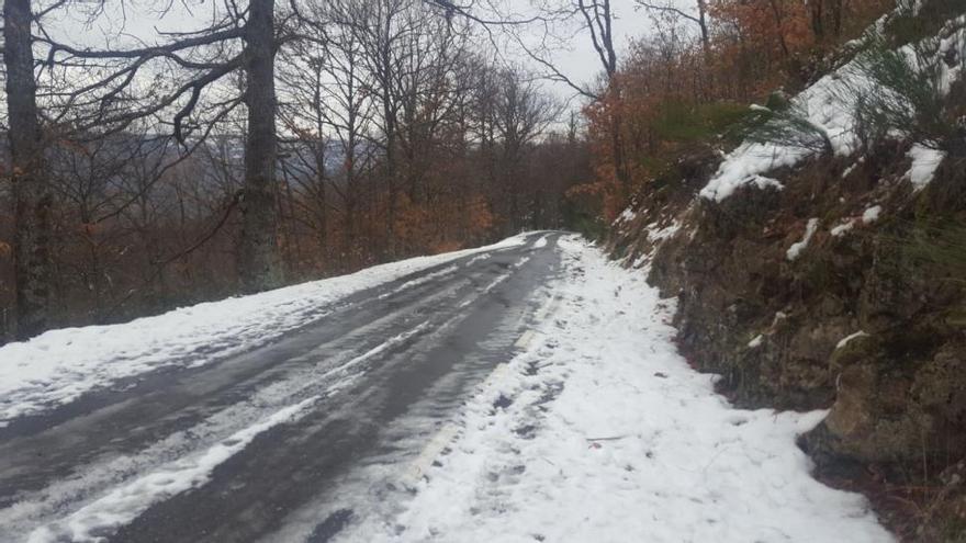 Cuatro carreteras cerradas al tráfico por nieve en el norte de Cáceres