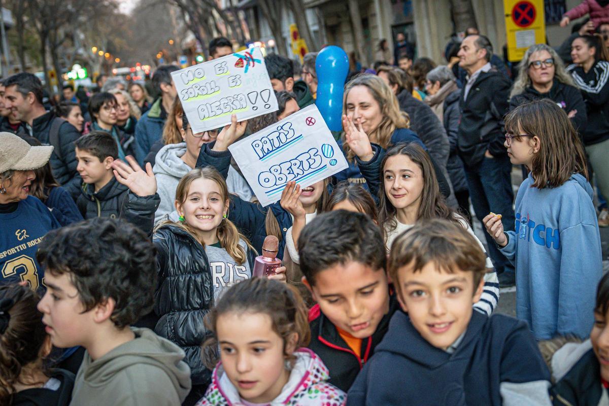 Protesta contra el cierre de patios por ruido en Barcelona.