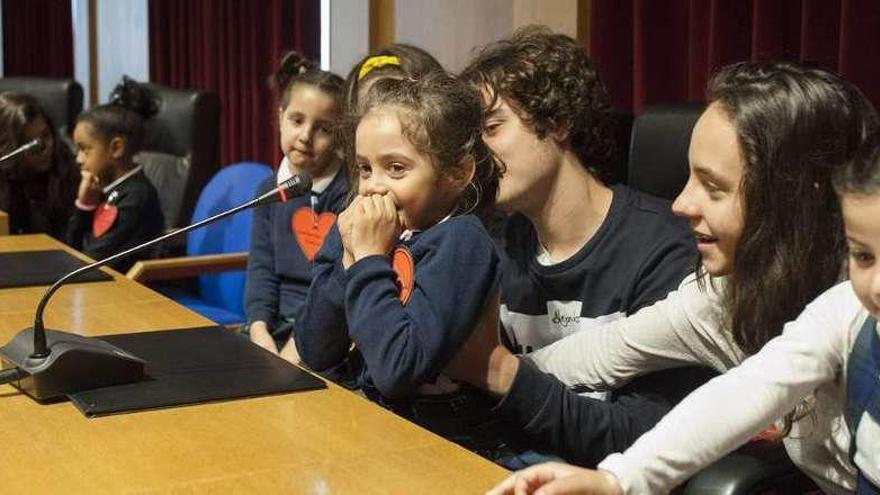 Los alumnos del Feijoo-Zorelle participaron en un pleno infantil en la Diputación. // Brais Lorenzo