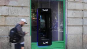 Archivo - Un cajero de Revolut, a 10 de octubre de 2025, en Barcelona, Cataluña (España). Revolut ha alcanzado los 27 cajeros propios en Barcelona, una ciudad que considera que es estratégica para avanzar en su expansión hasta los 150 cajeros repartidos p