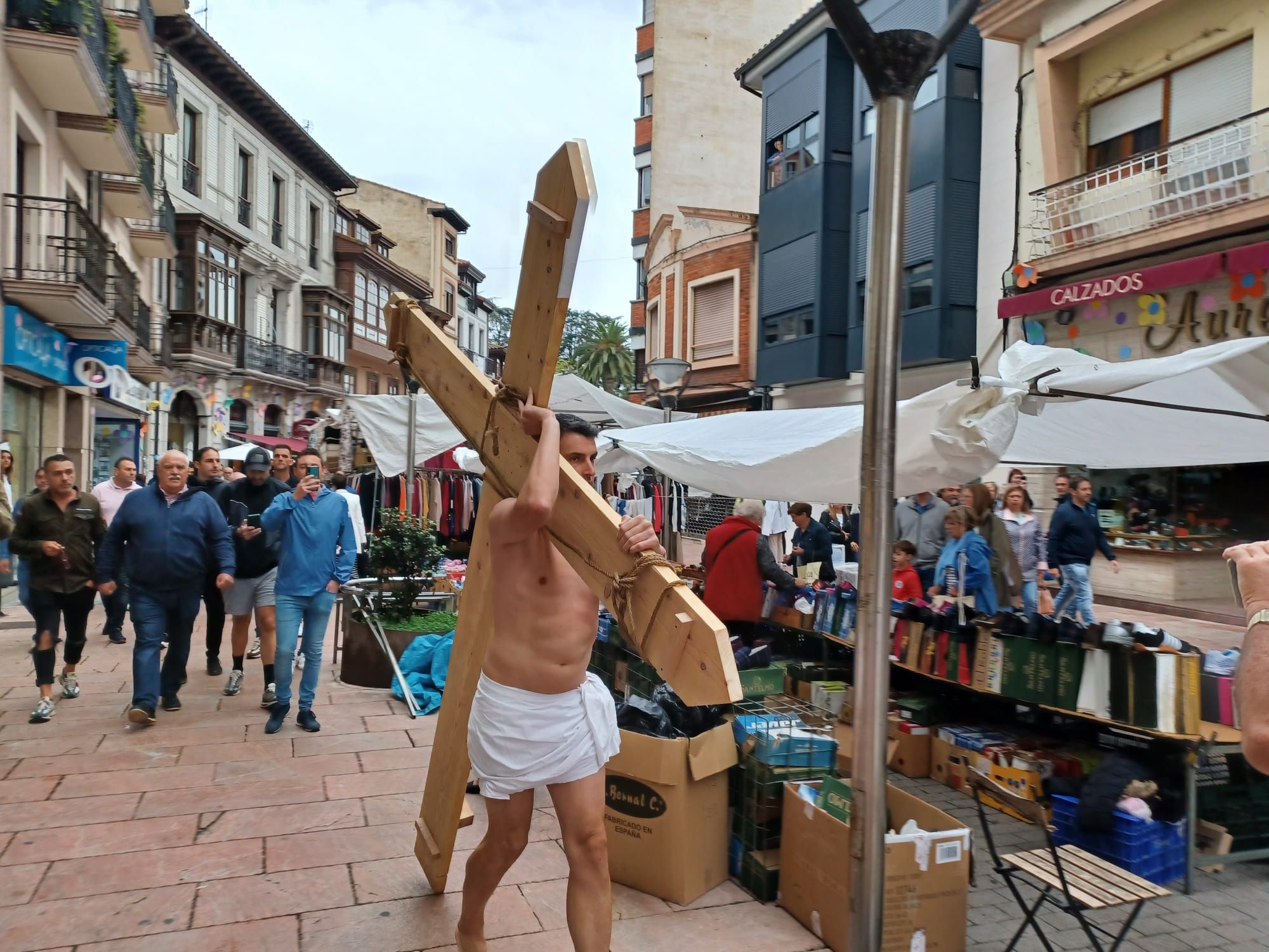 El hostelero "crucificado" de Grado: el "vía crucis" del dueño del Trastevere, en imágenes