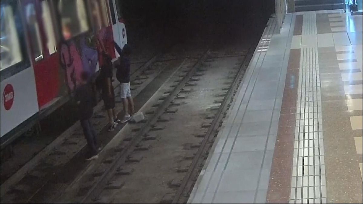 Unos grafiteros realizan pintadas en el metro de Barcelona