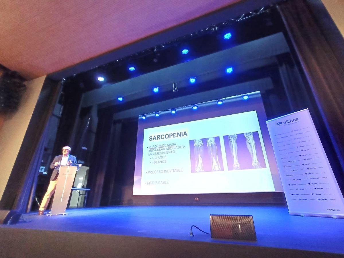 El Dr. Antonio Narváez, jefe del servicio de Traumatología de Vithas Xanit, impartiendo la ponencia