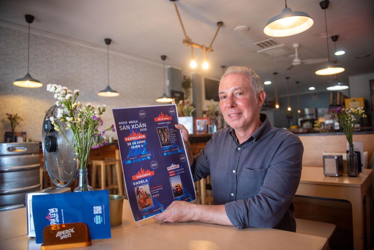 Manuel López, propietario del bar Madia Leva, con el cartel de San Juan.