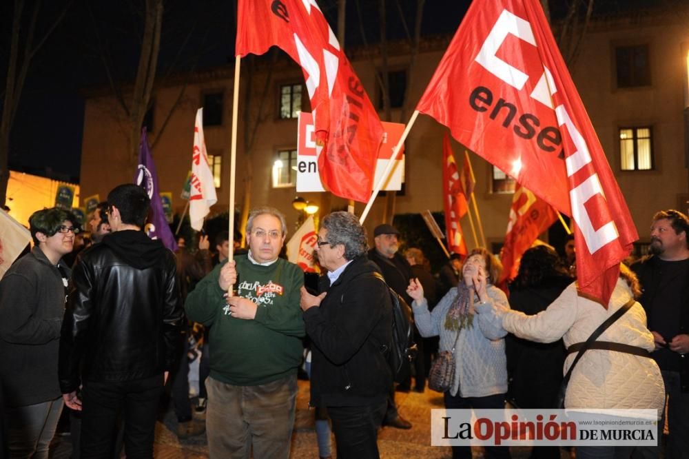 Varios centenares de manifestantes rechazan el concierto de Bachillerato y FP