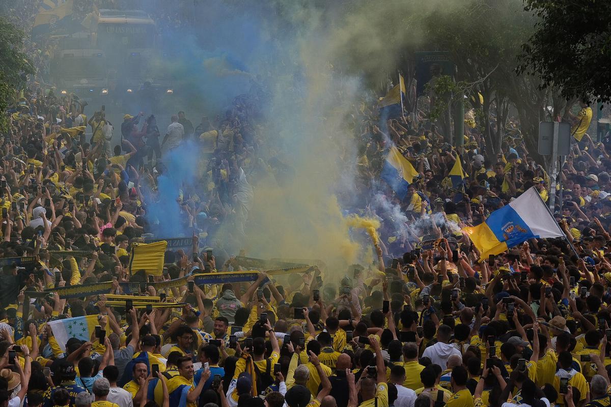 UD Las Palmas: bajada de la guagua por Fondos de Segura