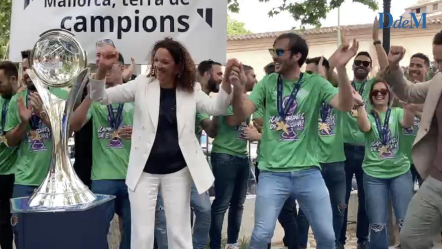 El Palma Futsal celebra la Champions: El baile del capitán Carlos Barrón y Catalina Cladera al ritmo de &#039;Nochentera&#039;