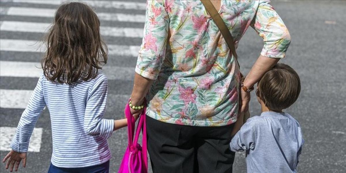 Los políticos apuestan por adaptar los horios laborales con el escolar en su programa electoral.