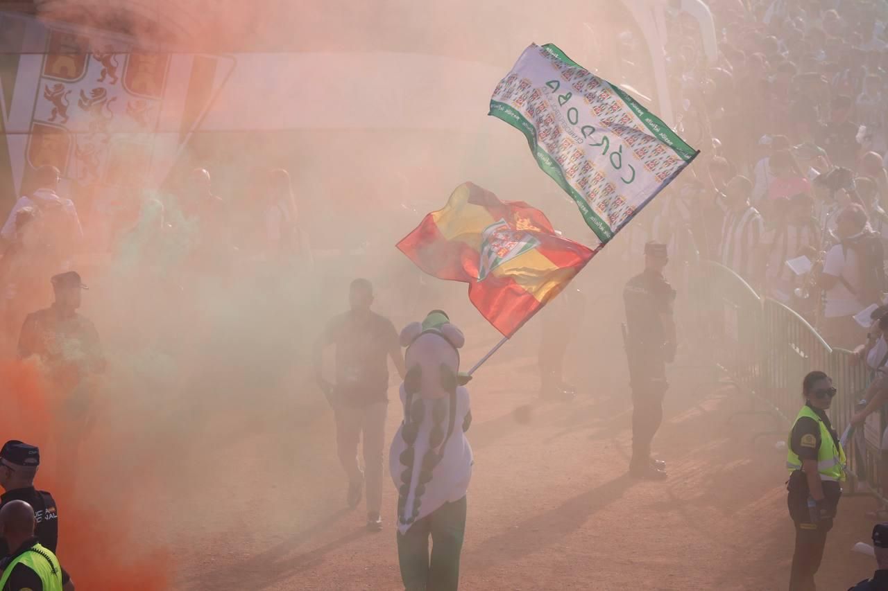 Así recibió la afición del Córdoba CF al autobús del equipo en El Arenal