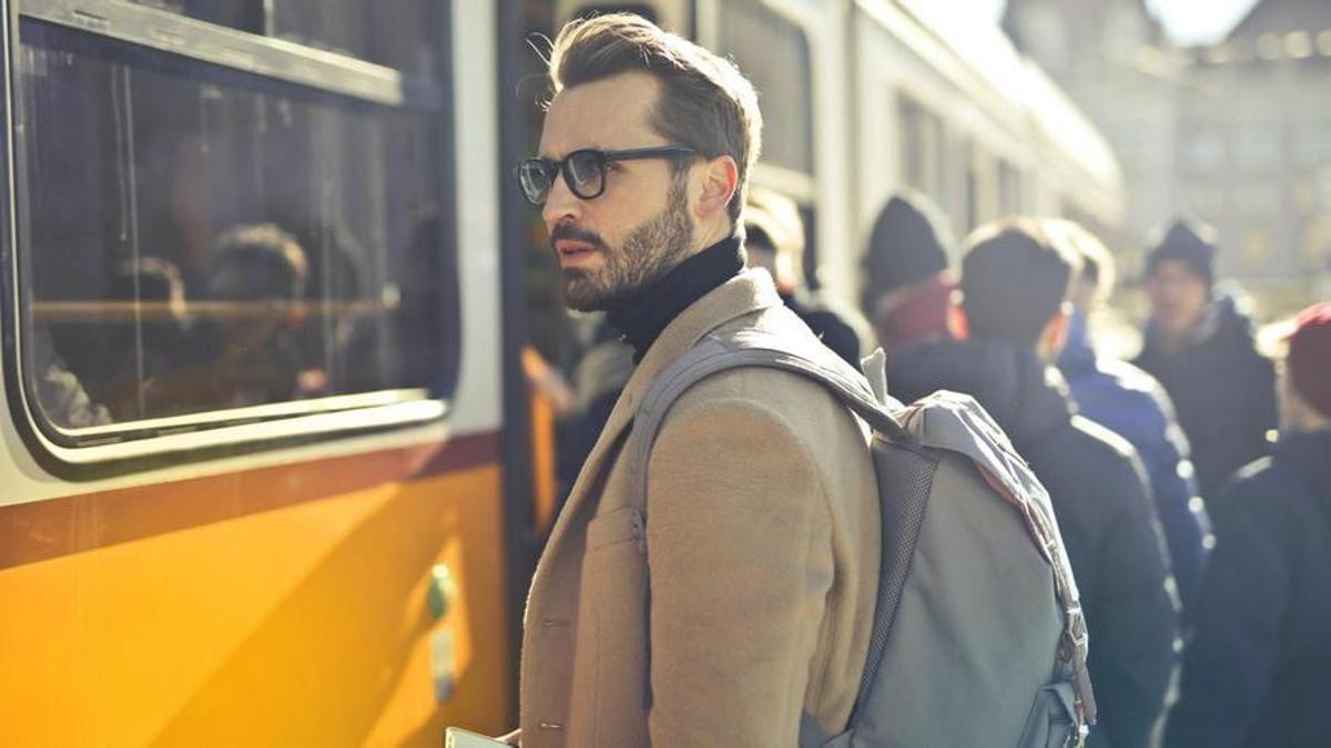 Un pasajero se prepara para subir a un tren