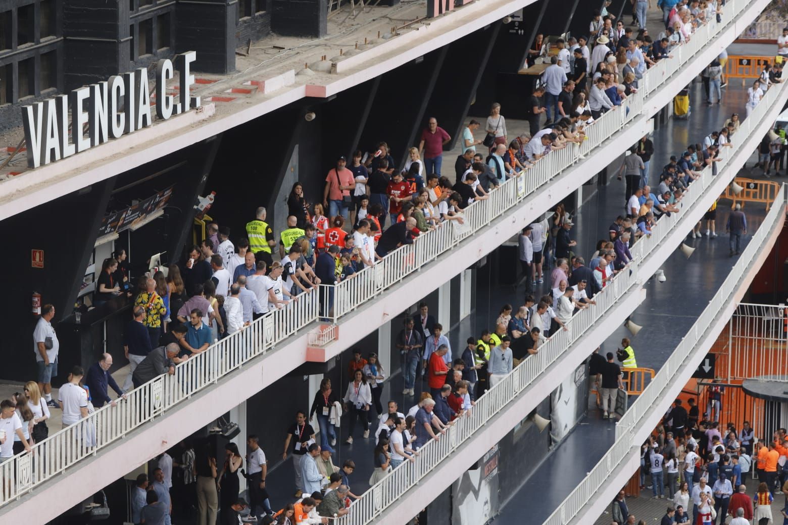 La afición del Valencia CF protesta ante Mestalla contra Peter Lim