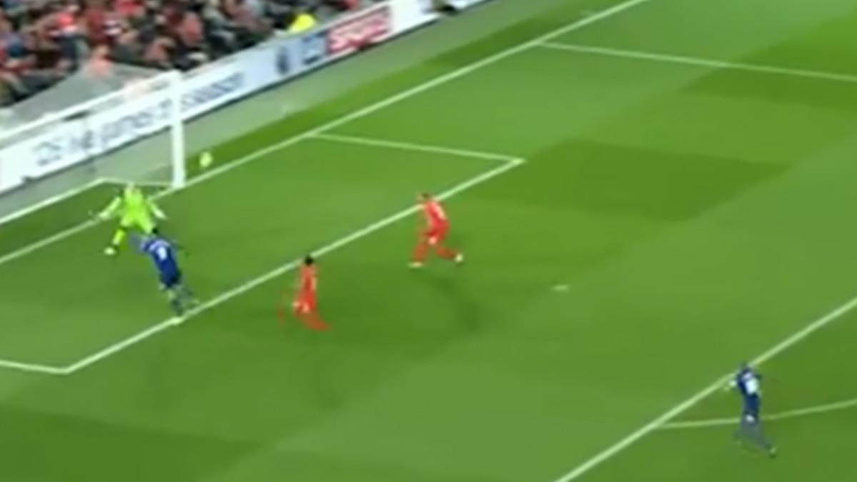 Ibrahimovic, solo ante el portero, desperdició ante el Liverpool la ocasión más clara del United