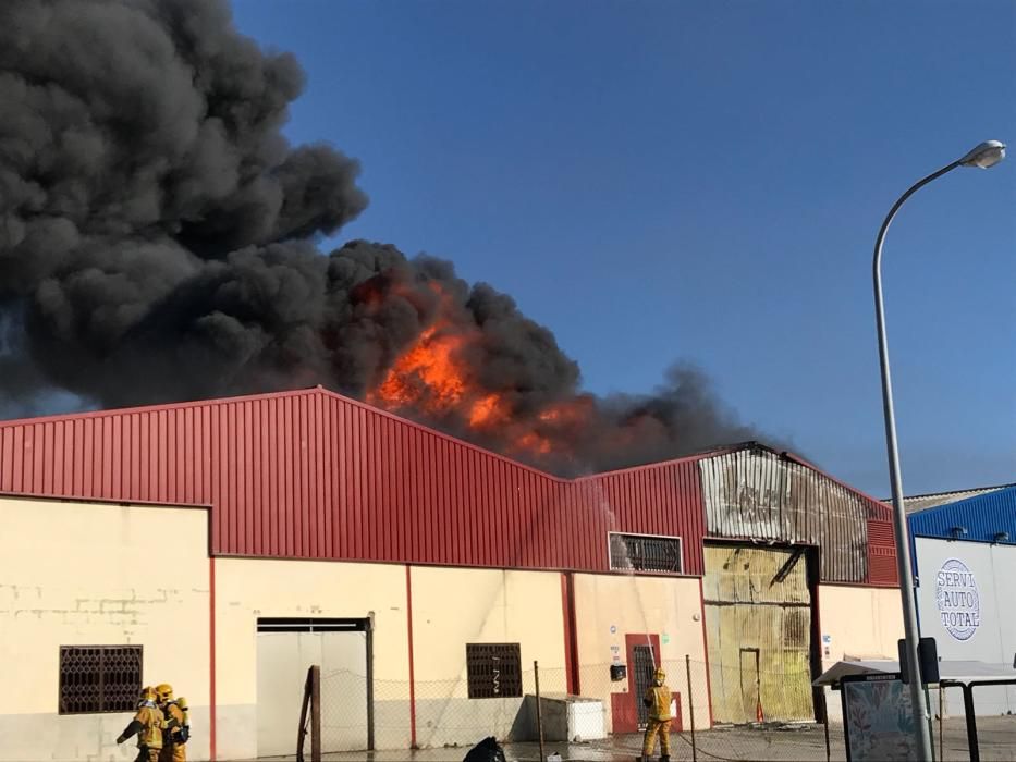 Incendio de varias naves industriales en el polígono de Marratxí