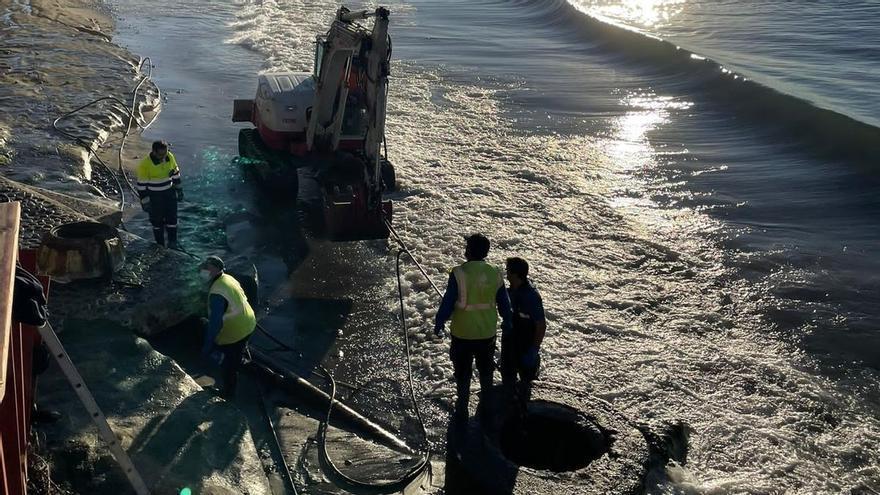 Acosol desatasca un tapón de media tonelada de toallitas en la red de saneamiento de Estepona