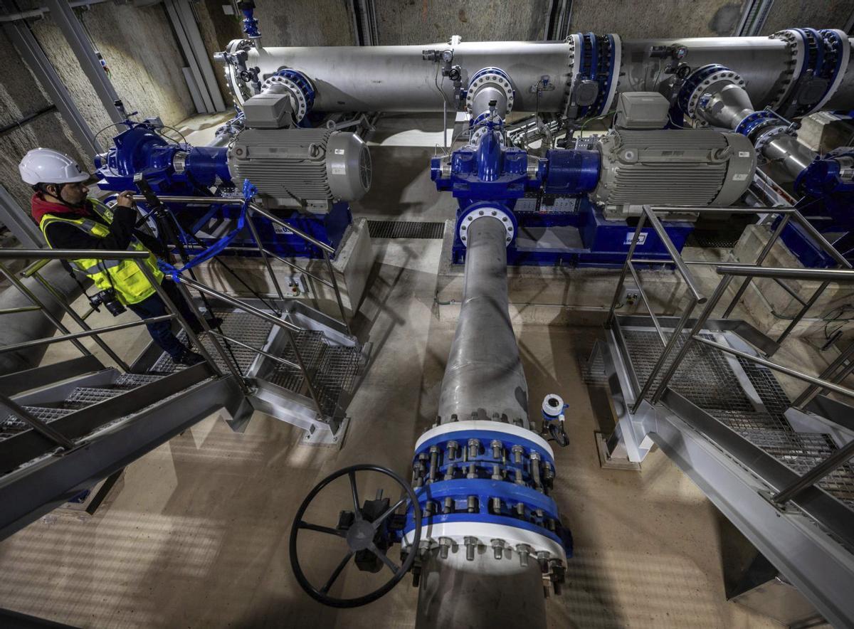 La canonada d’aigua que resoldrà la fuita de Badalona està al 50 %