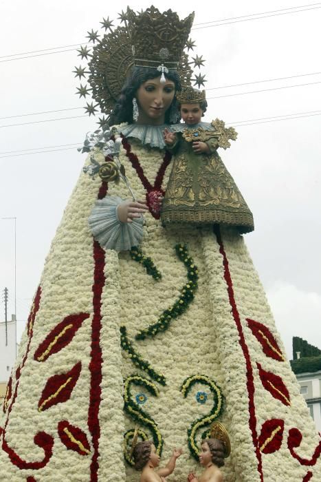 La plaza se llena para ver el manto de la Virgen