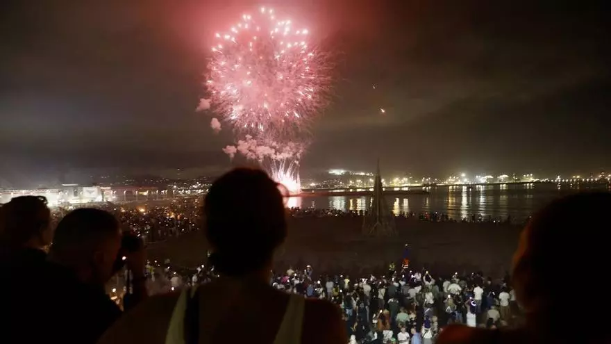 Gijón añade calor a San Juan con una multitudinaria hoguera, música y fuegos artificiales: “Pedimos salud, trabajo y que España gane el Mundial”