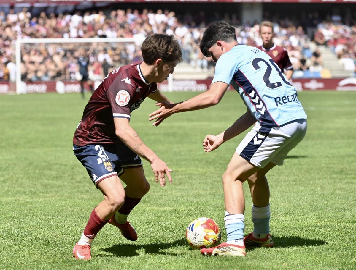 Instantánea del derbi entre Pontevedra y Celta Fortuna.