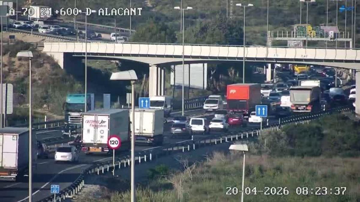 El atasco en la A-70 por el accidente registrado a la altura de Bacarot.