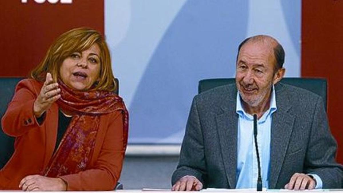 Valenciano y Rubalcaba, ayer, en la reunión de la ejecutiva del PSOE.
