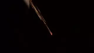 Un tros de runa espacial en flames sobrevola el litoral