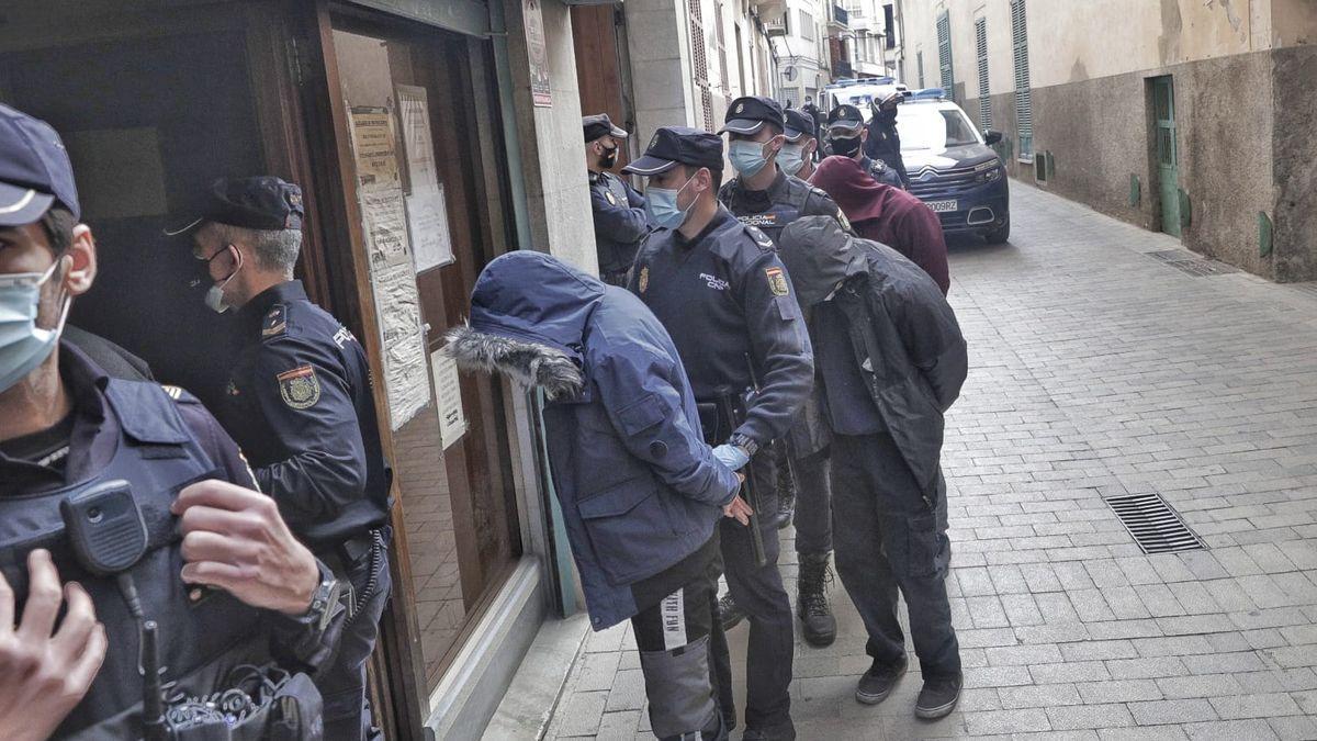 Los acusados en el Juzgado, hoy. / B.Ramón