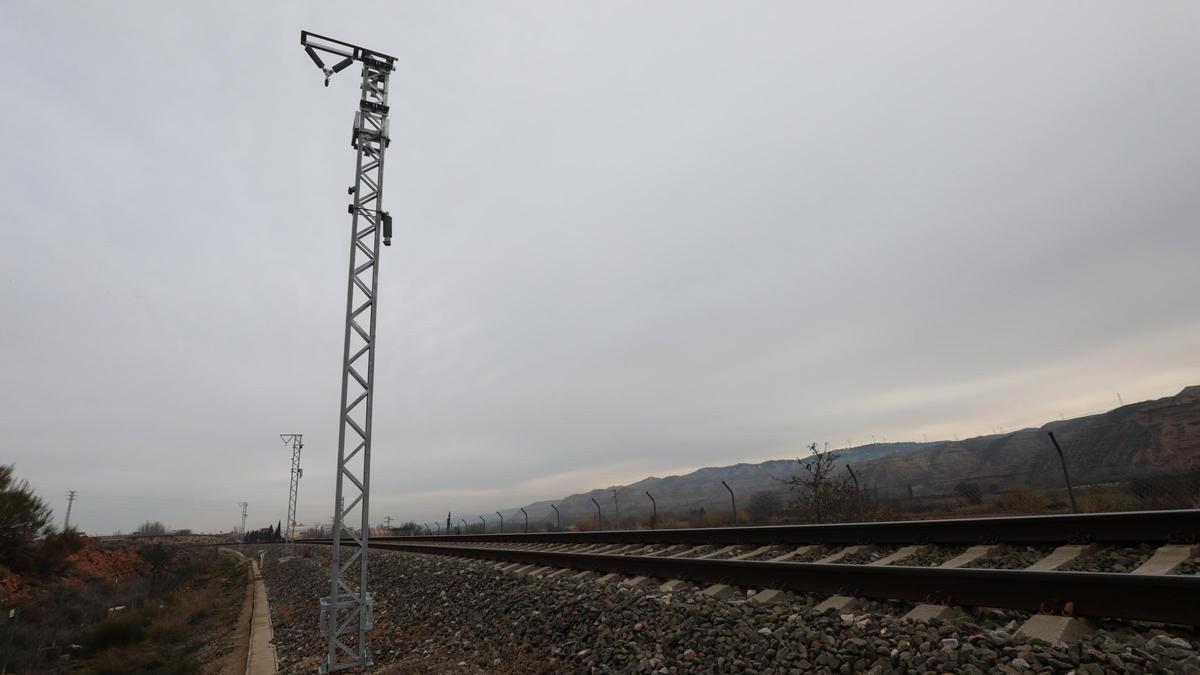 Estructura metálica para la colocación de catenaria junto a la vía de la línea de Teruel, en Zaragoza..