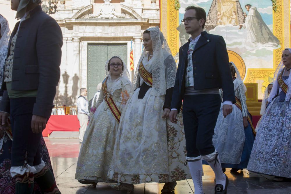 Desfile de las falleras mayores de las diferentes comisiones durante la procesión general de la Mare de Déu dels Desemparats.