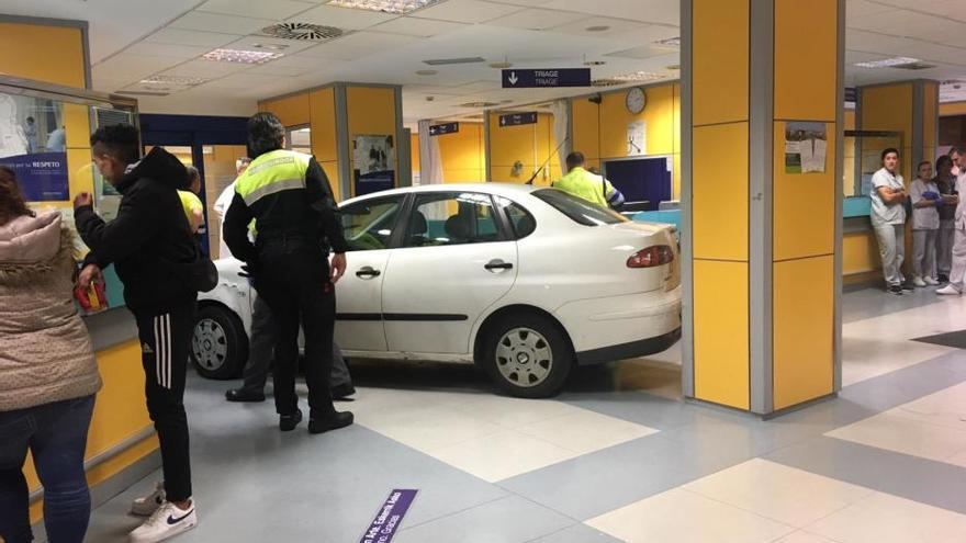 Estrella su coche contra urgencias en Bilbao porque tenía que esperar