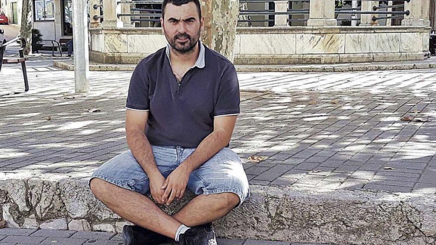 Vicent Galiana sentado en uno de los bordillos de la plaza de Maria de la Salut.