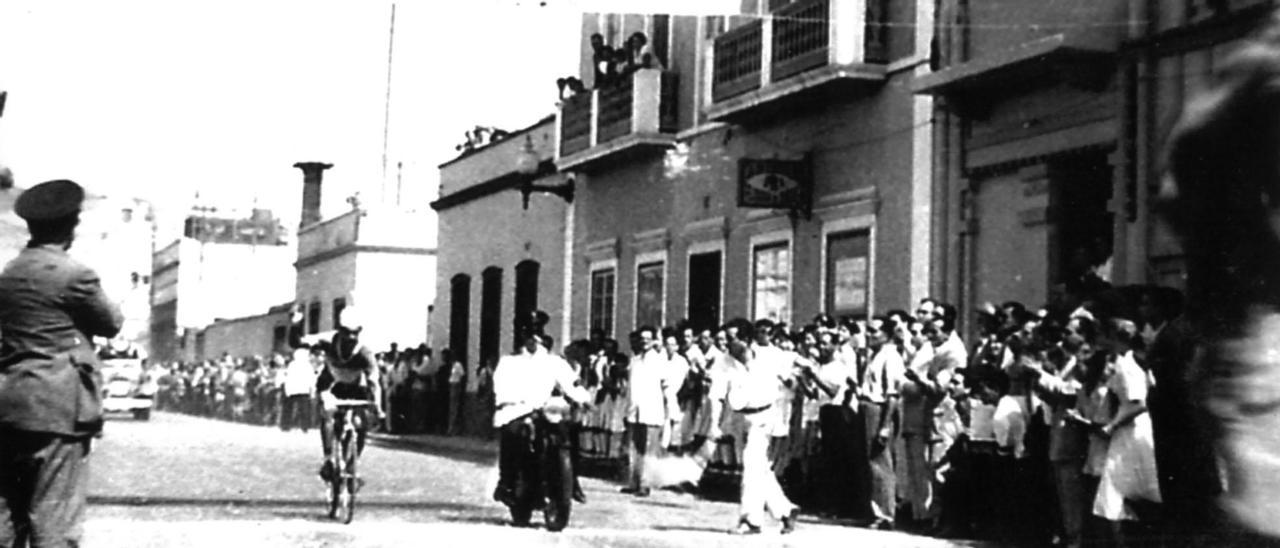 Calle Sagasta, en 1951, 11 años después del asesinato del alférez. En la imagen se ve la antigua sede del Club Victoria.