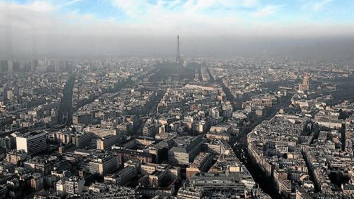 Vista aérea de París durante un episodio de contaminación atmosférica, en diciembre del 2013.