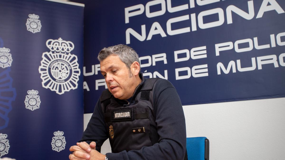 Marcos Castro, inspector jefe y negociador de la Policía Nacional en Murcia, durante la entrevista con La Opinión.