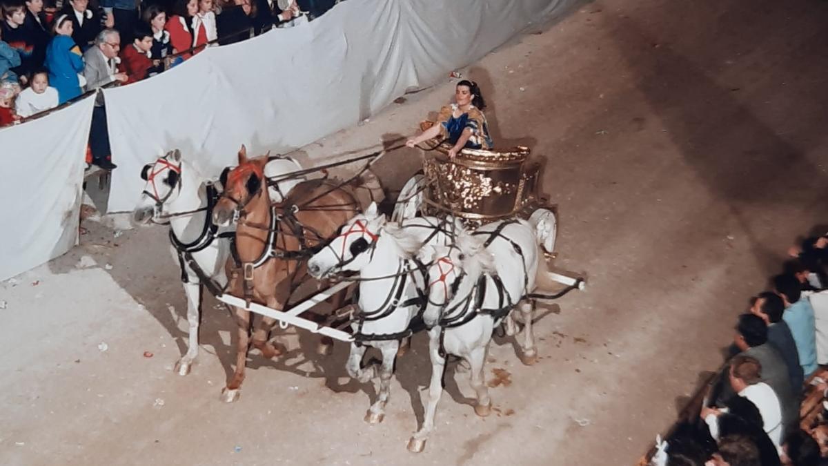 María Dolores Gutiérrez, encarnado a Flavia, por la carrera principal de la Semana Santa con la cuadriga del Paso Azul con la que desfiló.