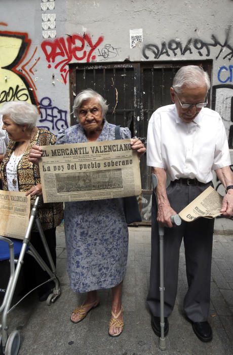 La gente no para de mirarlos. Por separado son invisibles. Todos juntos llaman la atención. Levante-EMV reunió este jueves por la mañana a nueve de los once testimonios para este reportaje, con una gran ayuda prestada por el Grupo Recuperación de la Memoria Histórica que coordina Matías Alonso. Precisamente él, de su colección particular, facilitó los ejemplares originales de El Mercantil Valenciano publicados en los años de la Guerra Civil y que sostienen los protagonistas de la imagen, capturada delante del refugio antiaéreo de la calle Serranos de Valencia. Un lugar tantas veces utilizado para protegerse de las bombas y de los proyectiles en la contienda bélica, de cuyo inicio mañana se cumplen 80 años. En la imagen, de izquierda a derecha, figuran: Isabel Cuallado (79 años), Dolores Albuixech (88), Juan Ortuño (80), Petronila Blasco (88), Paquita Carrasco (91), Pablo Sanz (85), Paquita Torres (95), Emilio Monzó (95) y Mercedes Barberá (83). Después de la sesión fotográfica, que a todos los viandantes llamaba la atención, una tertulia de dos horas en una cafetería de la misma calle puso el broche final a un encuentro emotivo para todos.  Texto: Paco Cerdà /Fotografías: Vicent M. Pastor