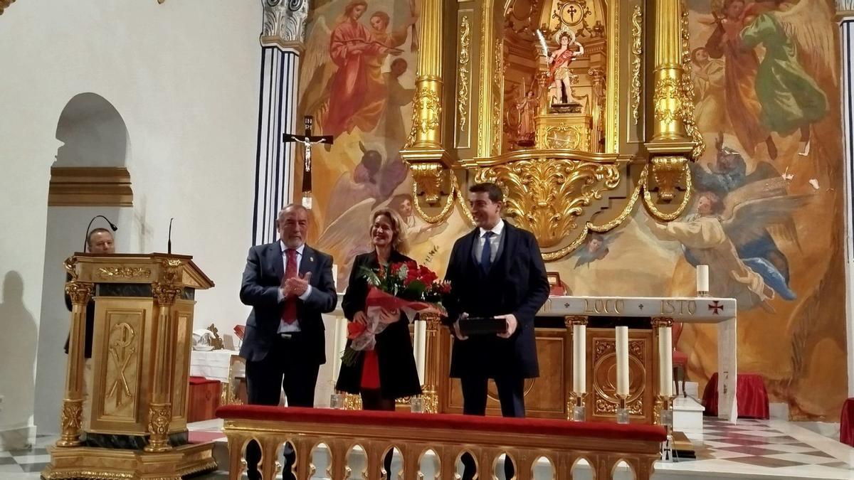 La profesora Pilar Garrido recibe un ramo de flores tras dar el pregón.
