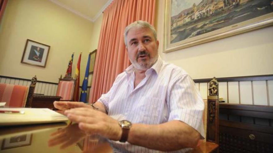 Monserrate Guillén, alcalde de Orihuela desde el sábado, ayer en el despacho de Alcaldía.