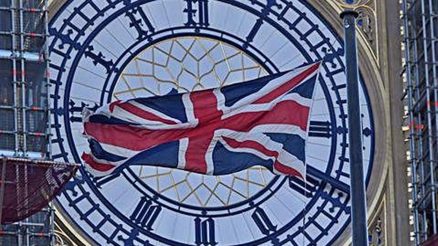 Una bandera de la Gran Bretanya, fotografiada davant del Big Ben