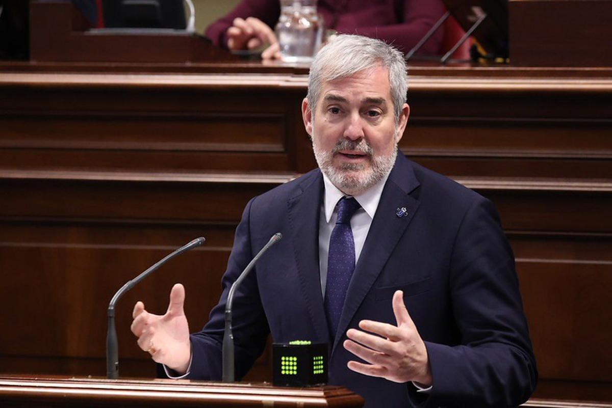Fernando Clavijo, en la primera sesión del Debate de la nacionalidad canaria.
