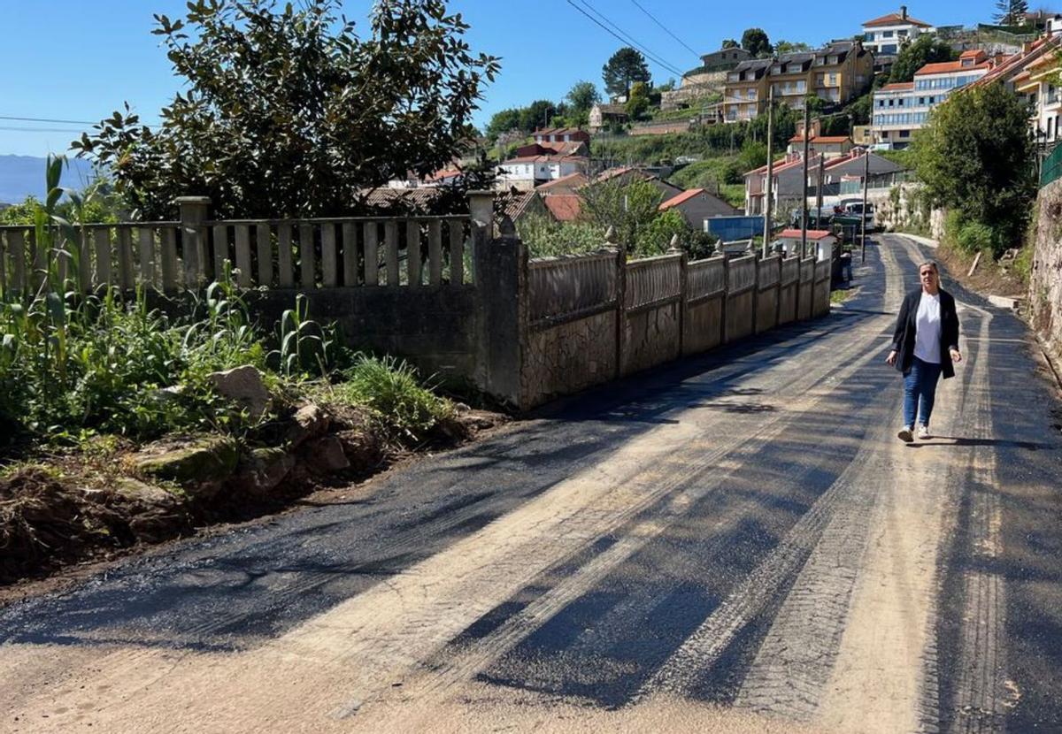 Operarios de la UTE Gestión Cangas trabajaron ayer en la reparación del socavón. | Santos Álvarez