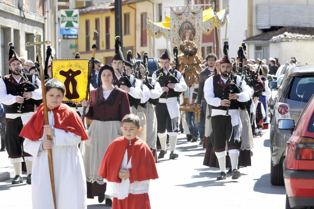 Misa y procesión de El Encuentro en Campomanes